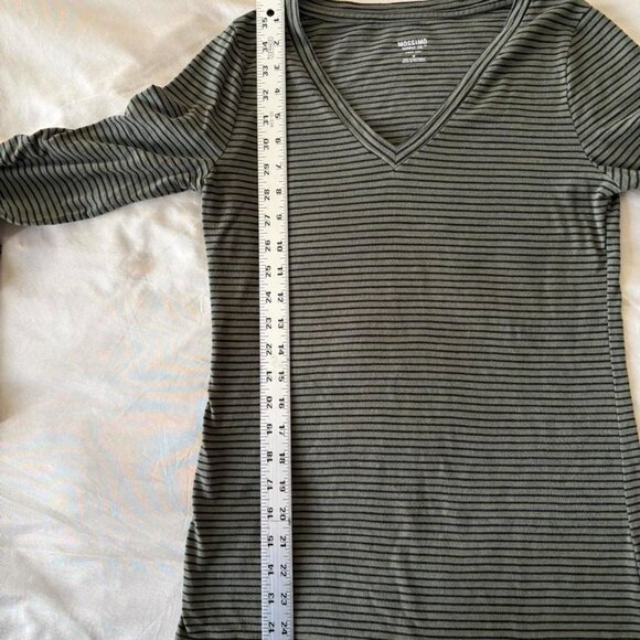 Mossimo Gray and Black Striped V-Neck Long Sleeve Striped Shirt. Size is M. - Picture 4 of 5